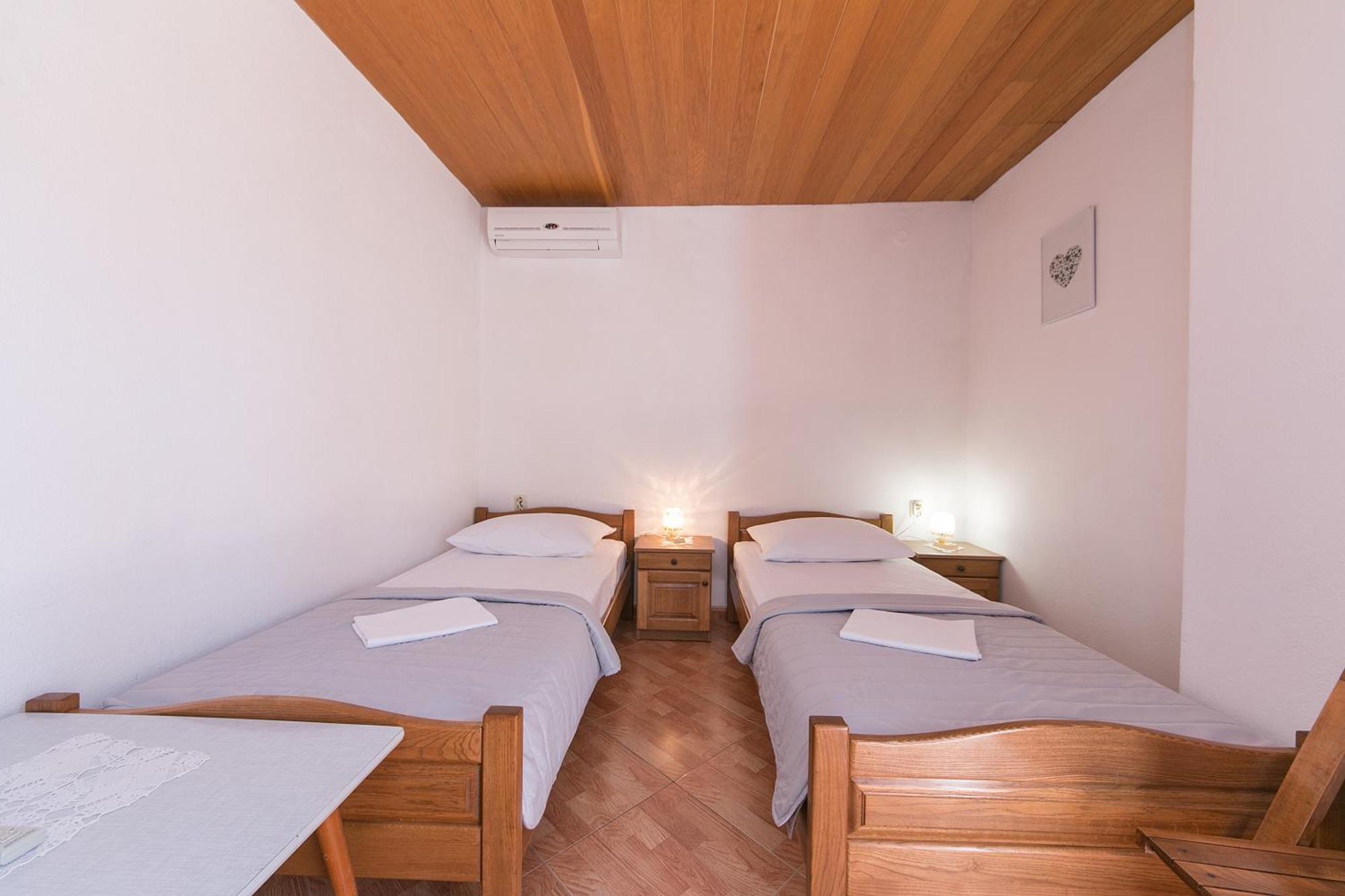 Apartments And Rooms By The Sea Brela, Makarska - 2752 Buitenkant foto