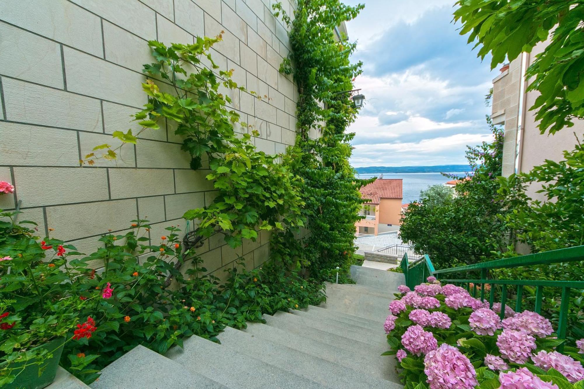 Apartments And Rooms By The Sea Brela, Makarska - 2752 Buitenkant foto
